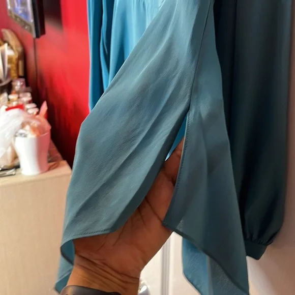 ❌❌❌SOLD❌❌❌BCBG MAXAZRIA BLOUSE - Picture 6 of 9